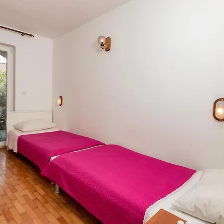 2 Bedroom Nice Apartment In Pula Apartment *