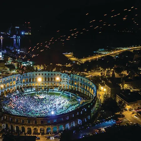 2 Bedroom Gorgeous In Апартаменти Пула