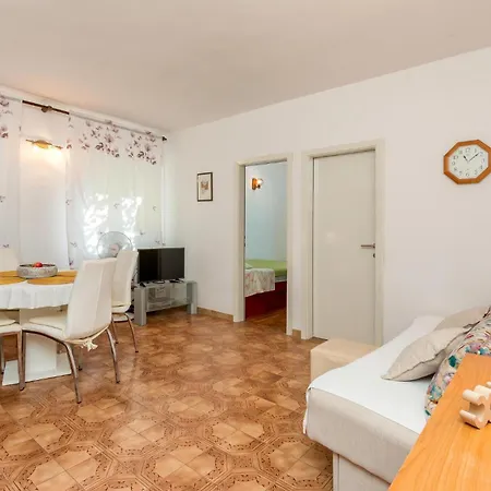 Apartment Stunning In With Kitchen Pula