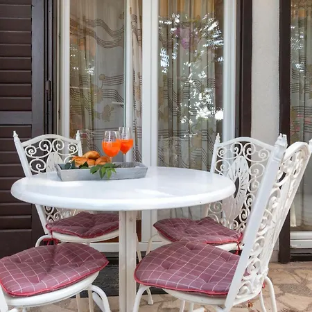 Stunning In With Kitchen Apartment Pula
