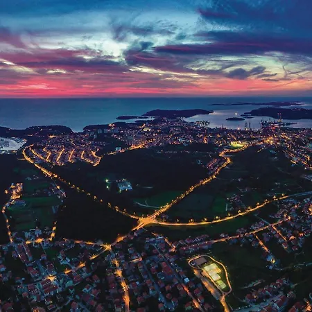 2 Bedroom Gorgeous In 풀라