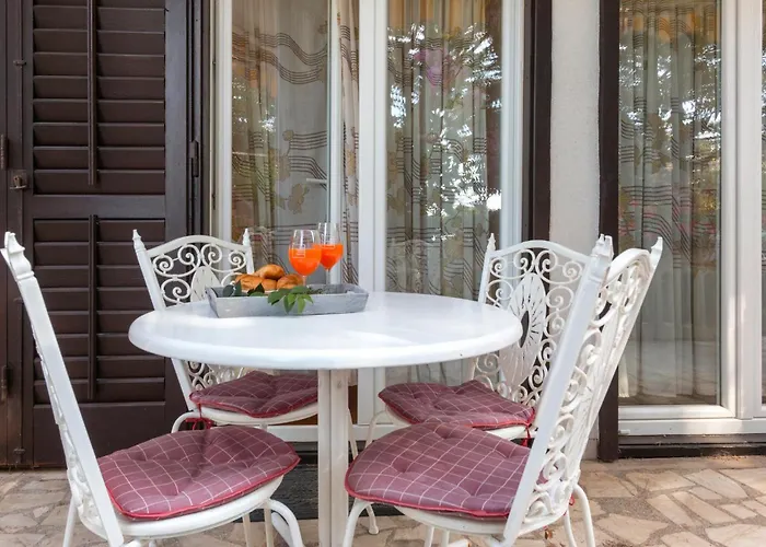 2 Bedroom Gorgeous In Διαμέρισμα Πούλα