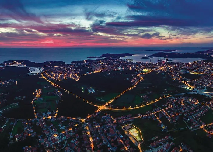 2 Bedroom Gorgeous In Πούλα